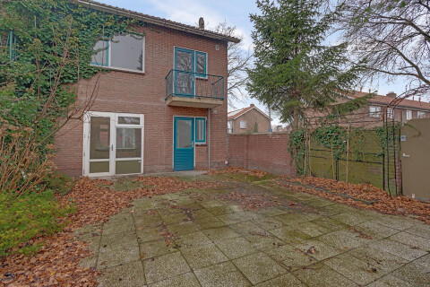 De tegels gaan er natuurlijk uit om het een beetje groen te houden;)